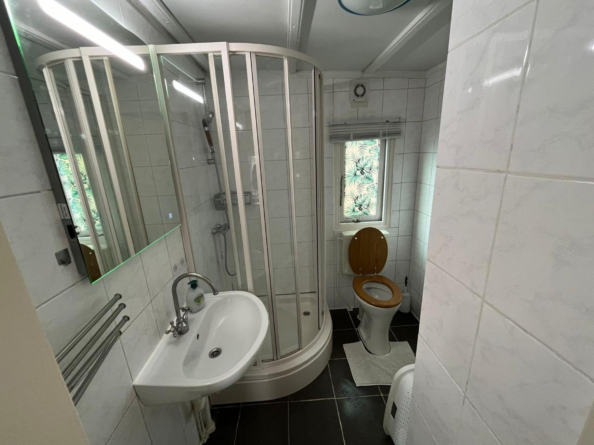 veluwse 4 persoons chalet in Putten alleen voor recreatie Villa Buitenkant foto