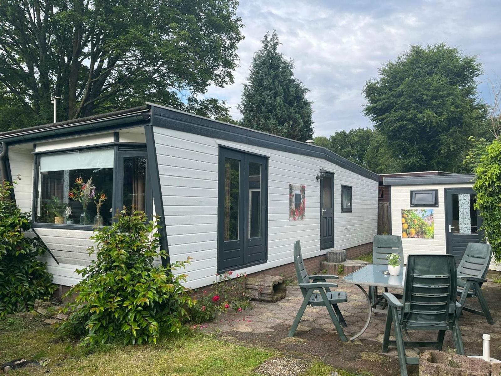 veluwse 4 persoons chalet in Putten alleen voor recreatie Villa Buitenkant foto